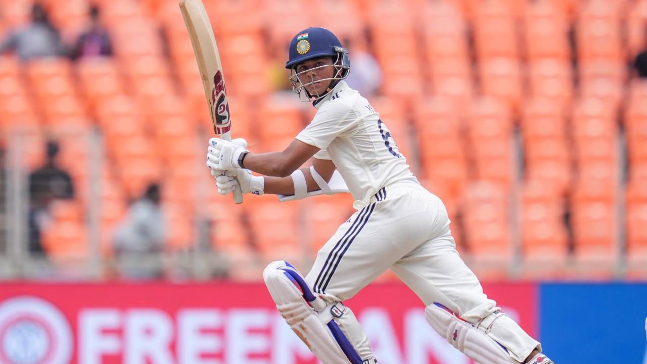 भारत आणि दक्षिण अफ्रिका यांच्यात दोन सामन्यांची कसोटी मालिका 14 नोव्हेंबरपासून सुरु होत आहे. या मालिकेतील पहिला सामना कोलकात्याच्या ऐतिहासिक ईडन गार्डनर मैदानावर होणार आहे. या सामन्यात यशस्वी जयस्वालकडे रोहित शर्माचा विक्रम मोडण्याची संधी आहे. (Photo- BCCI Twitter)