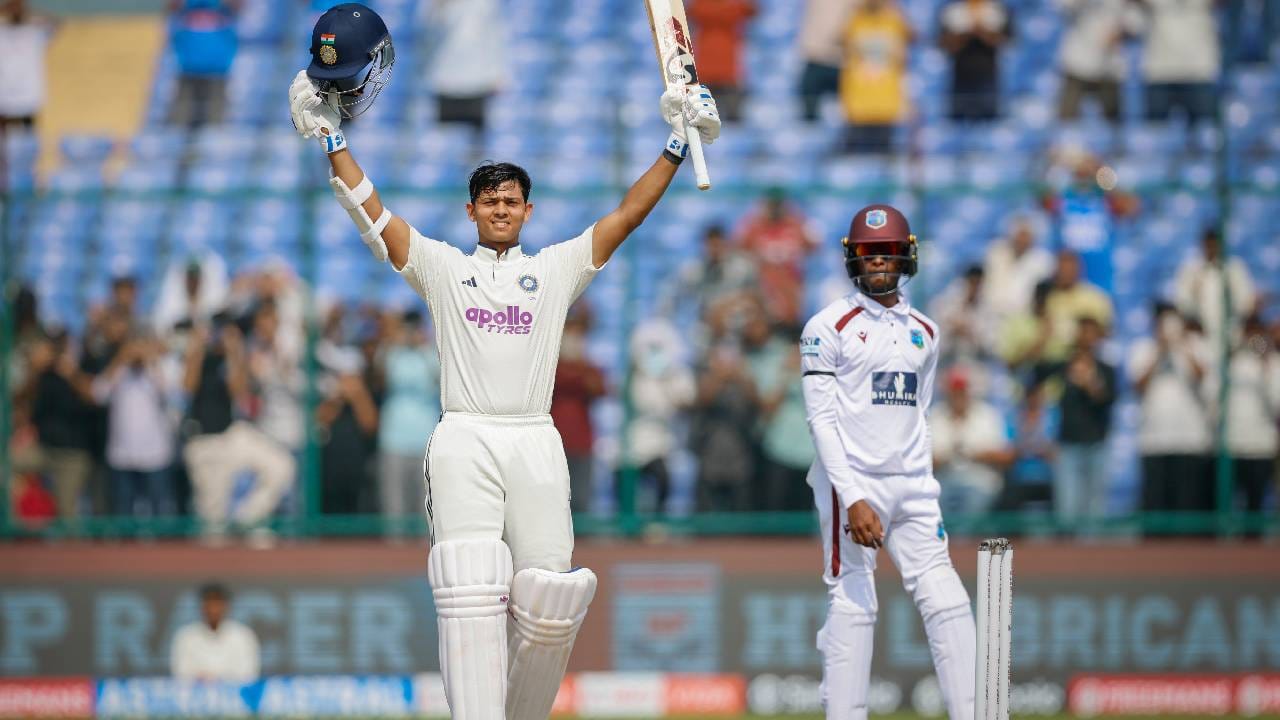 दक्षिण आफ्रिकेविरुद्ध दोन सामन्यांच्या कसोटी मालिकेत यशस्वी जयस्वाल 2500 कसोटी धावाही पूर्ण करू शकतो. हा टप्पा गाठण्यासाठी त्याला फक्त 72 धावा हव्यात. 2025 मध्ये सर्वाधिक धावा करणाऱ्या फलंदाजांच्या यादीत यशस्वी जयस्वाल तिसऱ्या क्रमांकावर आहे. आता पुढील दोन सामन्यांमध्ये मोठी खेळी अपेक्षित असून पुढे जाऊ शकतो. (Photo- BCCI Twitter)