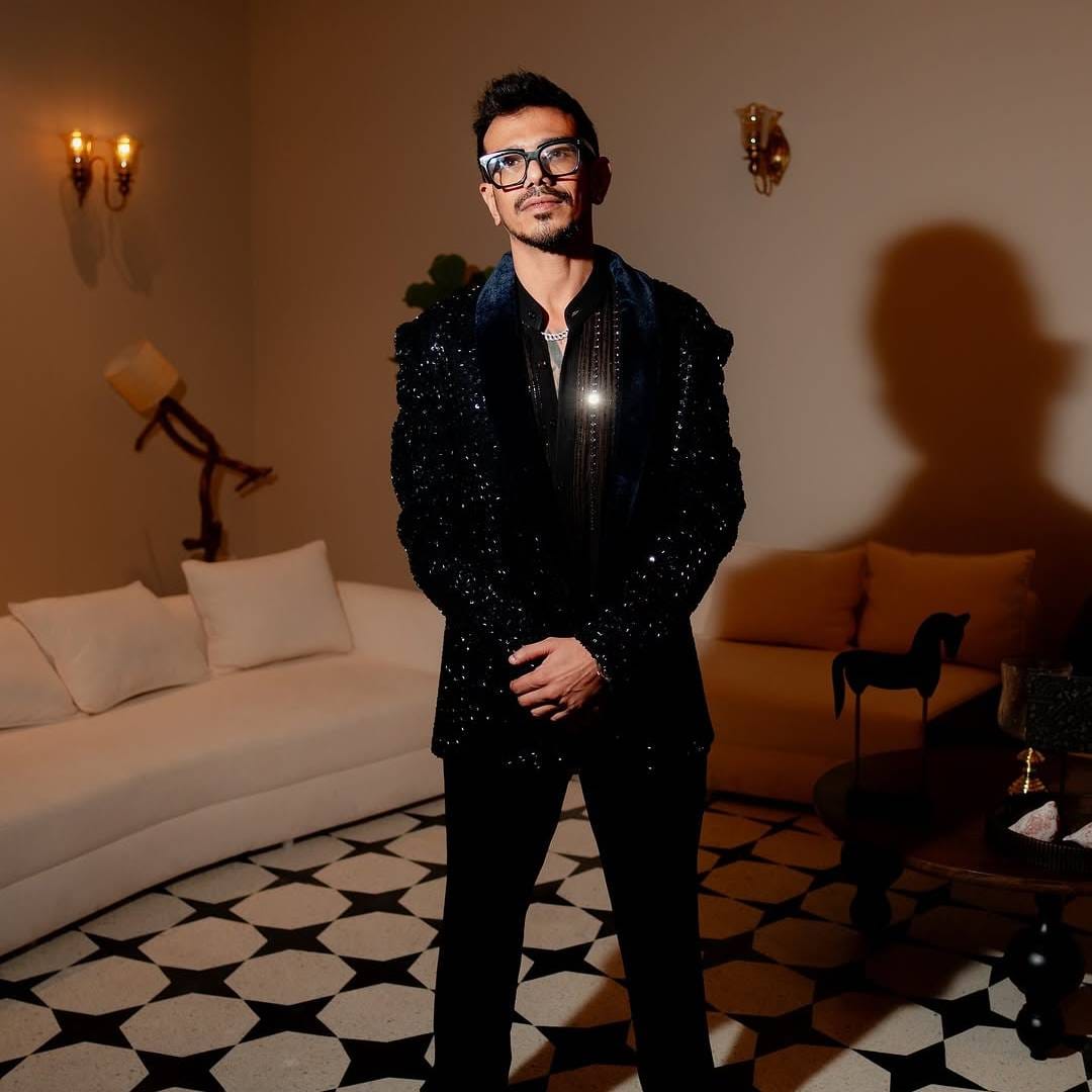 धनश्रीला घटस्फोट दिल्यानंतर युजवेंद्र चहलचं नाव आरजे महवश हिच्याशी जोडलं गेलं. अनेकदा चहल आणि महवश यांना एकत्रही पाहिलं गेलंय. परंतु दोघांनी त्यावर थेट प्रतिक्रिया दिली नाही. त्यामुळे चहलच्या या पोस्टच्या कमेंटमध्ये काही नेटकऱ्यांनी महवशलाही टॅग केलं आहे.
