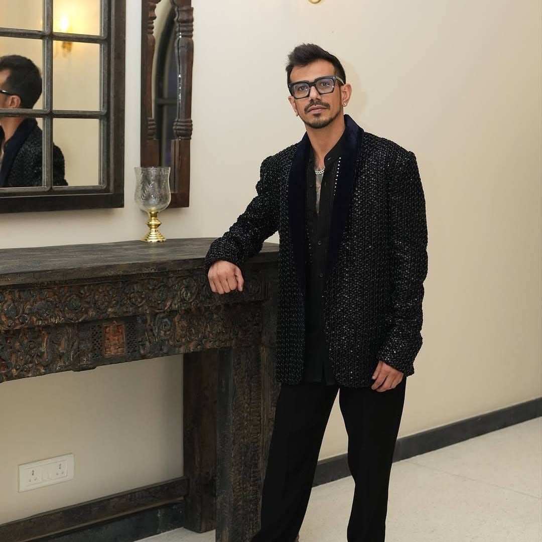 इन्स्टाग्रामवर फोटो पोस्ट करत चहलने कॅप्शनमध्ये लिहिलं, 'लग्नासाठी तयार आहे, फक्त एक मुलगी पाहिजे.' यासोबतच त्याने हसण्याचा इमोजी पोस्ट केला आहे. चहलच्या या पोस्टवर नेटकरी विविध प्रतिक्रिया देत आहेत.
