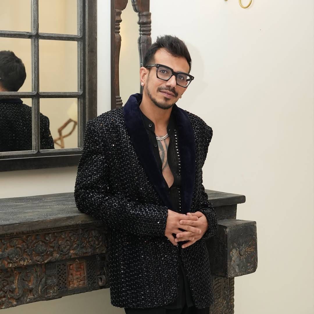 क्रिकेटपटू युजवेंद्र चहल सोशल मीडियावर बऱ्यापैकी सक्रिय असून इन्स्टाग्रामवर त्याने नुकतेच काही फोटो पोस्ट केले आहे. या फोटोंमध्ये युजवेंद्रचा डॅशिंग अंदाज पहायला मिळतोय. परंतु फोटोंपेक्षाही अधिक चहलच्या कॅप्शनची जोरदार चर्चा आहे. या कॅप्शनमध्ये चहलने दुसऱ्या लग्नाविषयी लिहिलं आहे.
