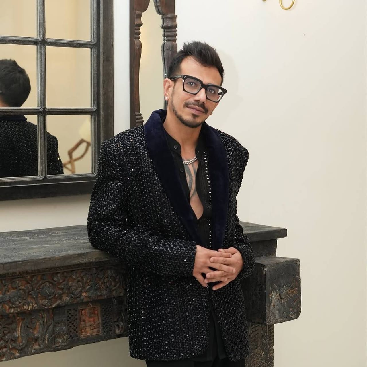 क्रिकेटपटू युजवेंद्र चहल सोशल मीडियावर बऱ्यापैकी सक्रिय असून इन्स्टाग्रामवर त्याने नुकतेच काही फोटो पोस्ट केले आहे. या फोटोंमध्ये युजवेंद्रचा डॅशिंग अंदाज पहायला मिळतोय. परंतु फोटोंपेक्षाही अधिक चहलच्या कॅप्शनची जोरदार चर्चा आहे. या कॅप्शनमध्ये चहलने दुसऱ्या लग्नाविषयी लिहिलं आहे.
