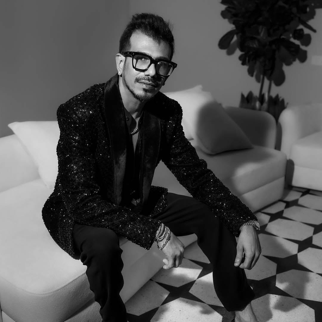 युजवेंद्र चहल आणि कोरिओग्राफर-इन्फ्लुएन्सर धनश्री वर्मा हे या वर्षी विभक्त झाले. कोर्टातील सुनावणीदरम्यान धनश्री आणि युजवेंद्रने स्पष्ट केलं होतं की ते गेल्या 18 महिन्यांपासून वेगळे राहत होते.
