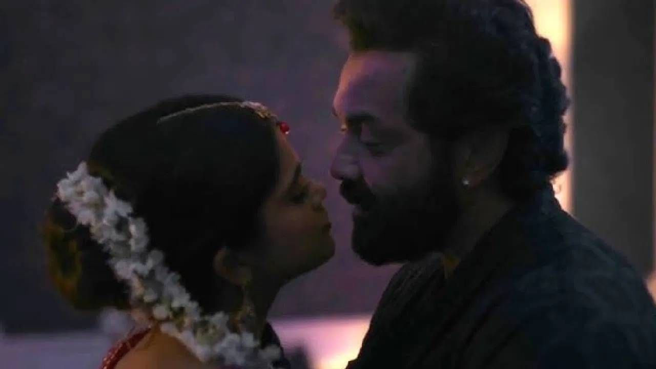 मराठमोळ्या अभिनेत्रीचे बॉबी देओलसोबत इंटिमेट सीन्स, आईवडील-मित्रमैत्रिणी म्हणाले 'नको करूस', तरीही ती.. मराठमोळ्या अभिनेत्रीचे बॉबी देओलसोबत इंटिमेट सीन्स, आईवडील-मित्रमैत्रिणी म्हणाले 'नको करूस', तरीही ती..