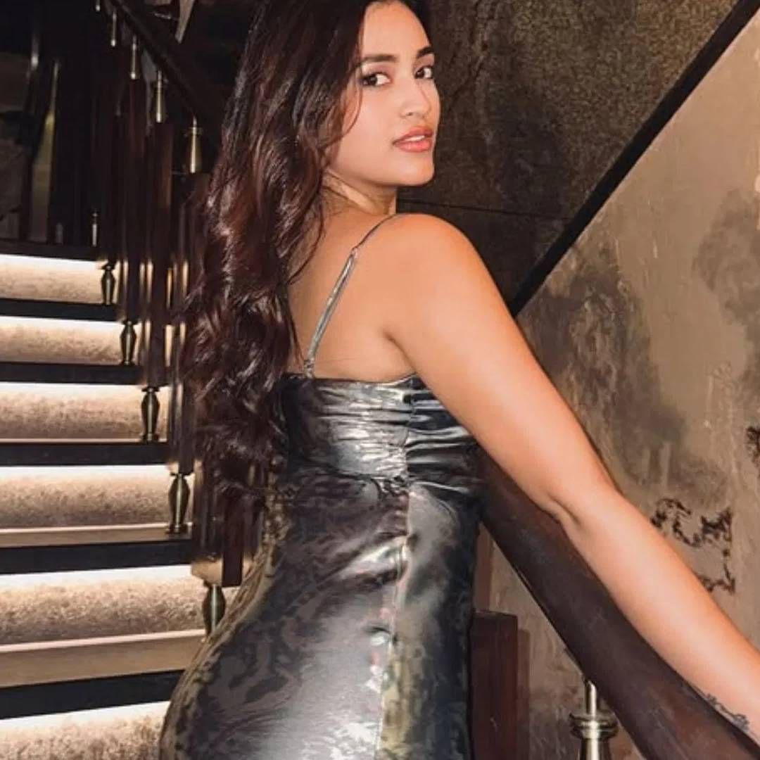 मुंबईच्या एका रेस्टॉरंटमधून ब्लॅक आऊटफिटमधील आकृतीचा पृथ्वी शॉ सोबतचा निघतानाचा एक व्हिडिओ व्हायरल झालेला. त्यानंतर दोघांच्या रिलेशनशिप स्टेट्‍सची चर्चा सुरु झाली. आता या कपलच नाव ट्रेंड होतय.  