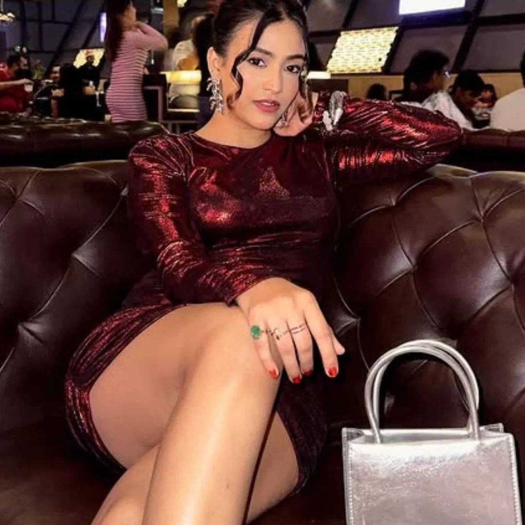 क्रिकेटर पृथ्वी शॉ चं आधी निधी तापडियासोबत नाव जोडलं गेलेलं. पण त्यांचं ब्रेकअप झाल्याच समोर आलं. या चर्चांवर अजून दोघांनी मौन सोडलेलं नाही. 