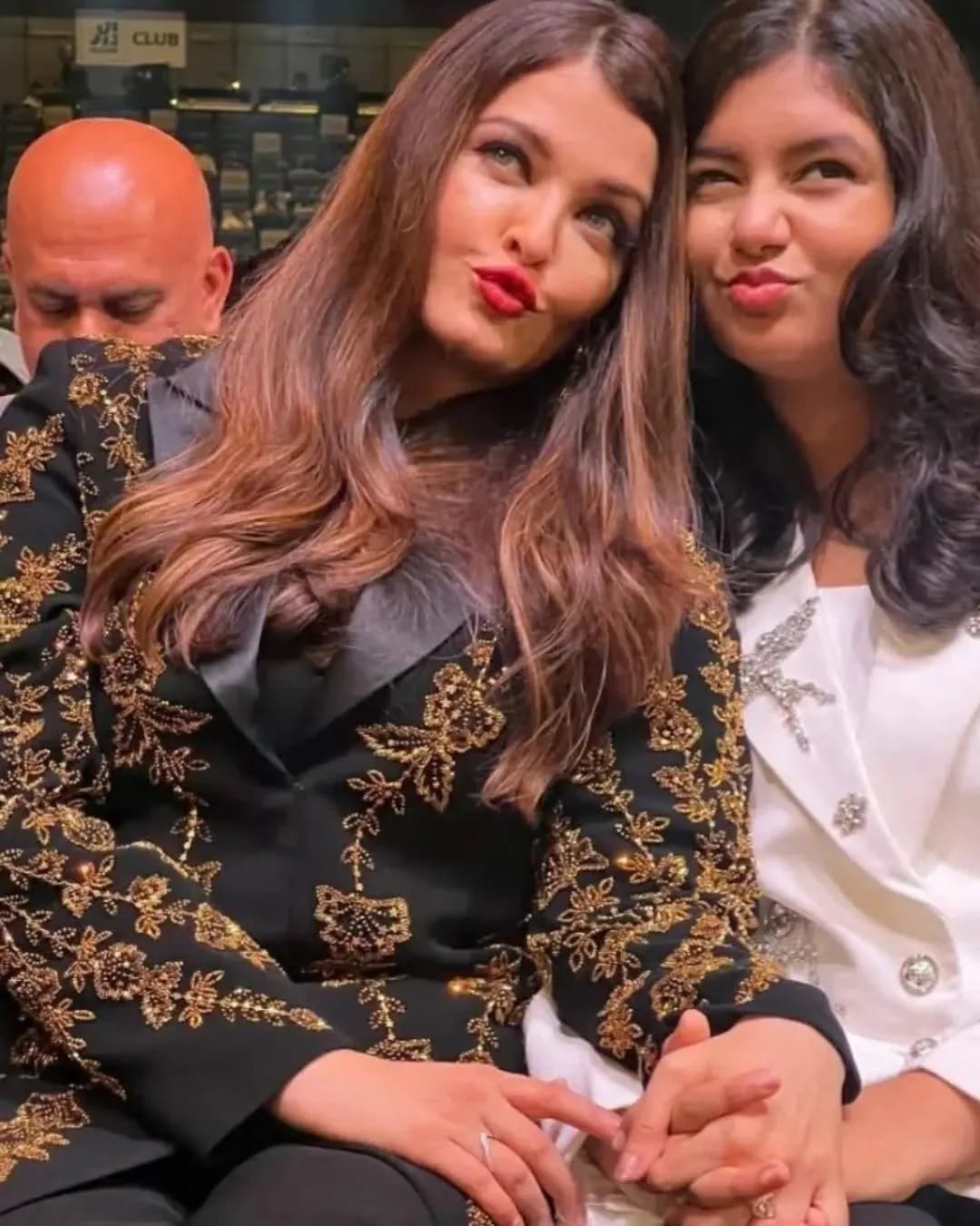 ऐश्वर्या हिने लेक आराध्या हिच्यासोबत पॅरिस फॅशन वीकमध्ये अनेक वेळा हजेरी लावली आहे. आराध्याचा अविश्वसनीय आत्मविश्वासही इथे दिसून आला आहे. लहानपणापासून आराध्या आईसोबत पॅरिस फॅशन वीकमध्ये हजेरी लावते. 