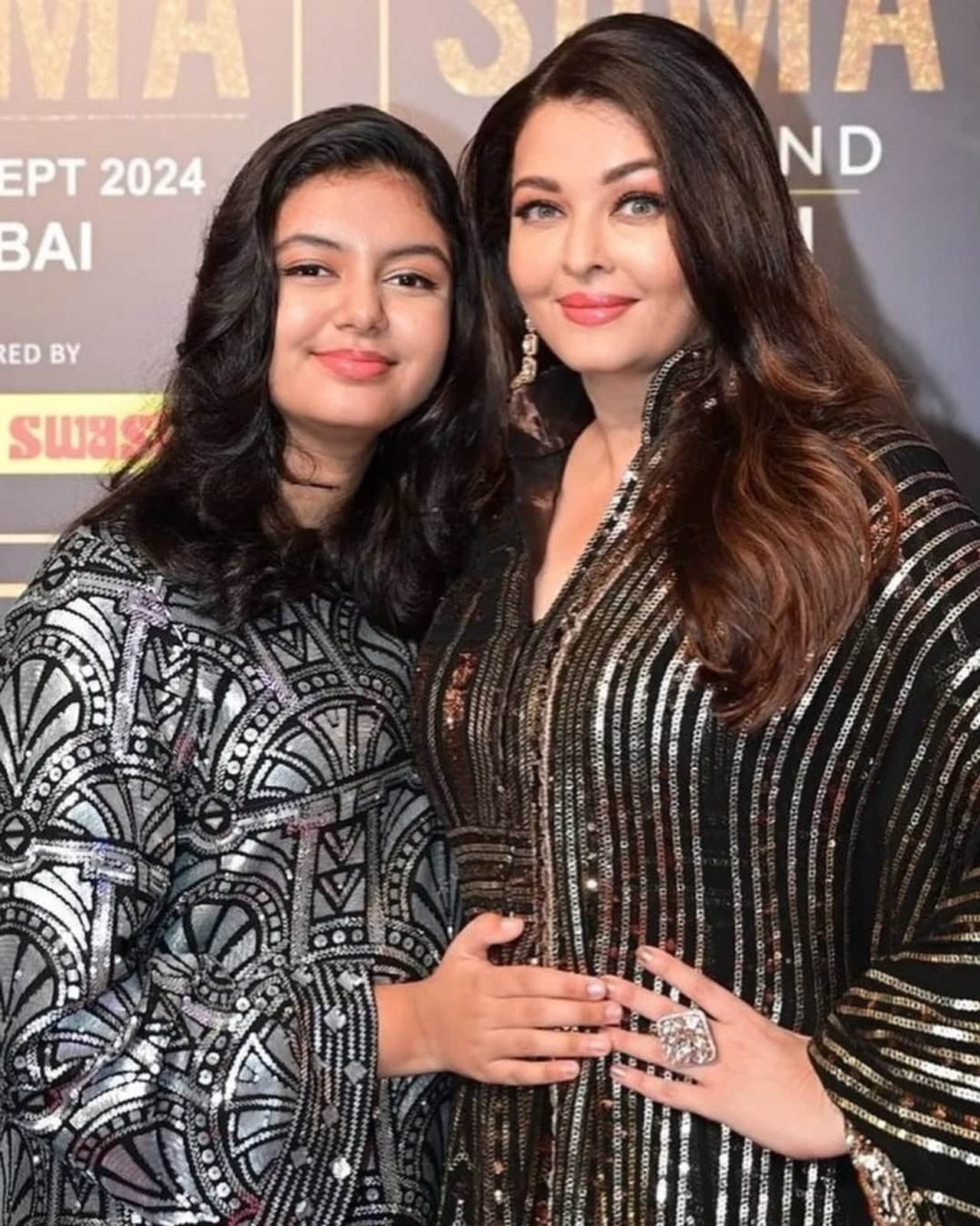 ऐश्वर्या राय आणि अभिषेक बच्चन यांची एकुलती एक मुलगी आराध्या बच्चन कायम चर्चेत असते. 14 वर्षांची आराध्या सेलिब्रिटी किड्समध्ये देखील लोकप्रिय आहे. आराध्याचे अनेक फोटो आणि व्हिडीओ सोशल मीडियावर व्हायरल होत असतात.