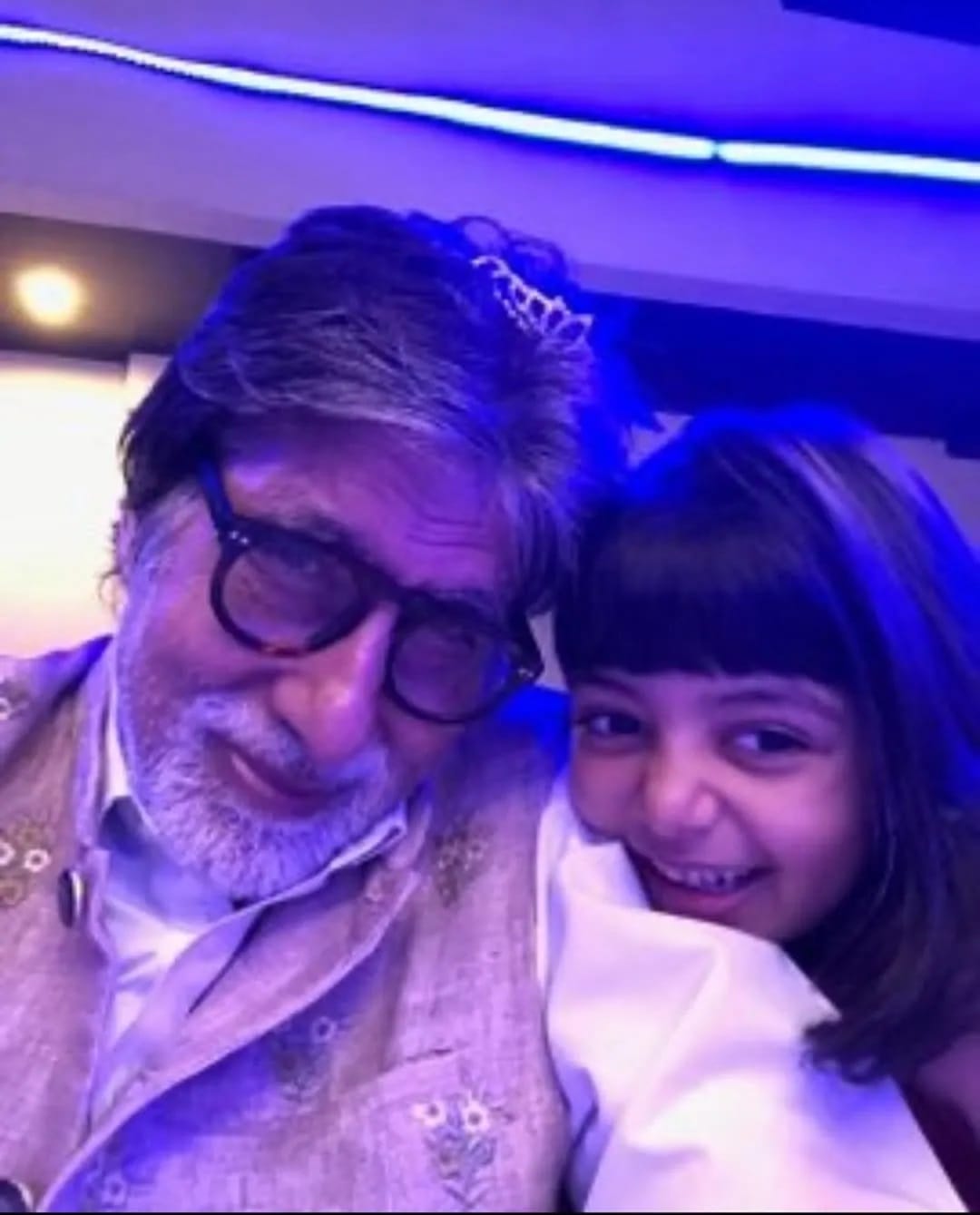 आराध्याला तिच्या आईसोबत अनेकदा विमानतळावर पाहिलं जातं, जिथे लोक तिच्या सौंदर्याने आणि उंचीने थक्क होतात. 14 व्या वर्षी आराध्या हिची उंची तिच्या आई एवढी झाली आहे. आराध्याच्या लूकची देखील चर्चा होत असते.  