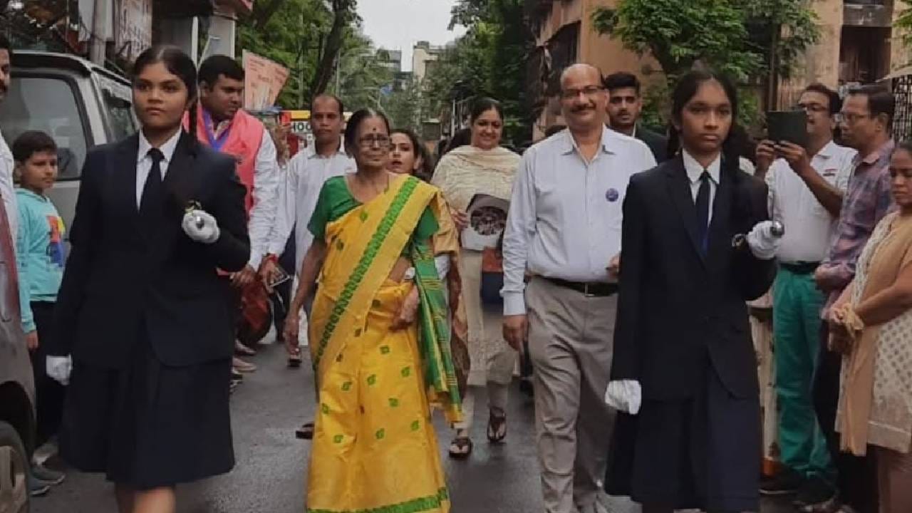 'ओम शांती. आमच्या पातीची (माझी आजी) हीच इच्छा होती की ती अशाच पद्धतीने आपल्या आठवणीत राहावी. तिचा नेहमीच आदर करणाऱ्या सर्व शिक्षकांचे आणि विद्यार्थ्यांचे आभार. तीन दिवसांपूर्वी तिचं निधन झालं होतं', अशी पोस्ट अदाने लिहिली आहे. 
