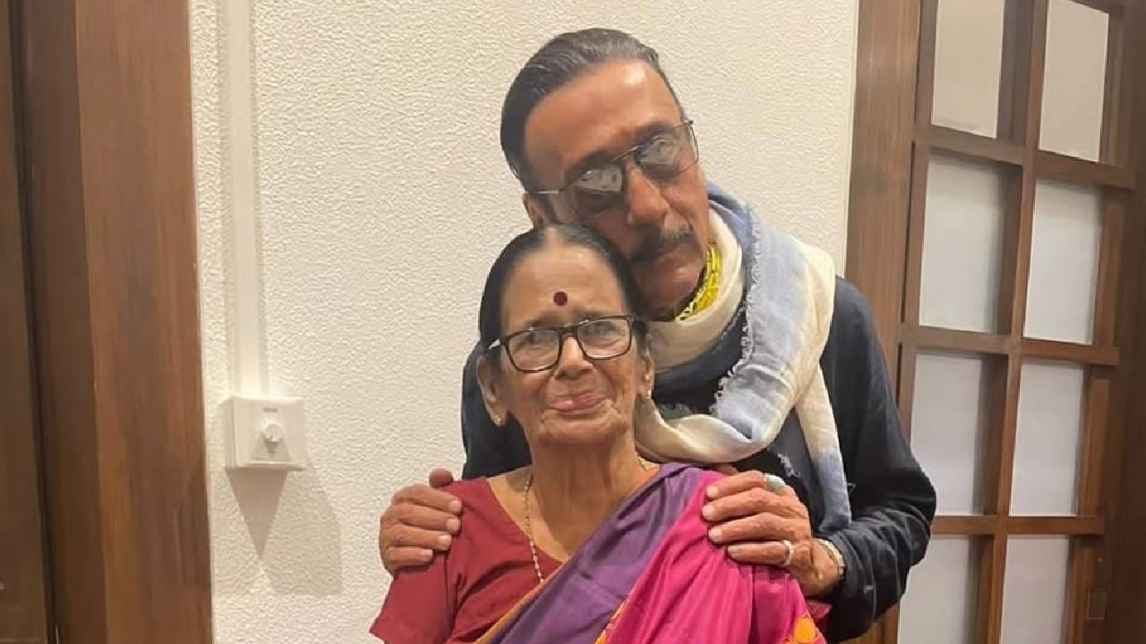 अदा शर्माने 2008 मध्ये '1920' या हॉरर चित्रपटातून बॉलिवूडमध्ये पदार्पण केलं. या चित्रपटासाठी तिला सर्वोत्कृष्ट पदार्पणाच्या फिल्मफेअर पुरस्कारासाठी नामांकन मिळालं होतं. त्यानंतर ती दाक्षिणात्य चित्रपटसृष्टीकडे वळली. तिथे ती 'कमांडो 2'मध्ये झळकली. 
