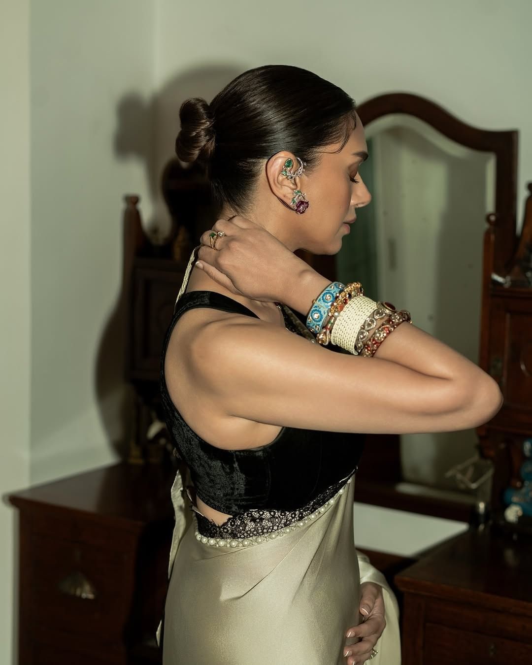 अभिनेत्री आणि शाही घराण्याची लेक अदिती राव हैदरी (Aditi Rao Hydari) हिच्यासोबत झालं आहे. ‘दिल्ली 6 (Delhi-6) फेम अभिनेत्री अदिती राव हैदरी हिने अनेक सिनेमांमध्ये महत्त्वाची भूमिका बजावली. 