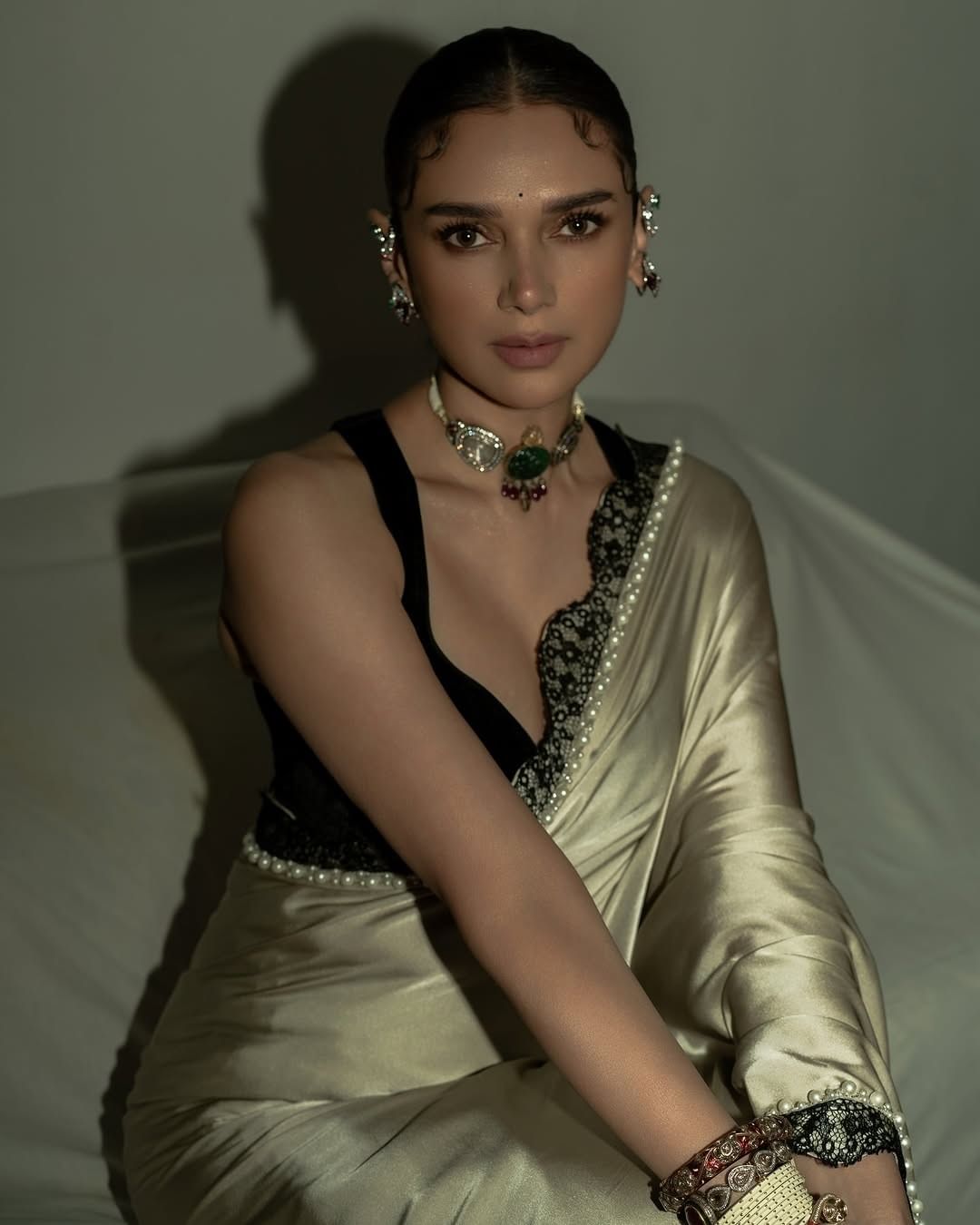 अदिति राव हैदरी (Aditi Rao Hydari) हिच्या सिनेमांबद्दल सांगायचं झालं तर, तिने ‘रॉकस्टार (Rockstar)’, ‘दास देव (Daas Dev)’ आणि ‘पद्मावत (Padmaavat) यांसारख्या सिनेमांमध्ये काम केलं आहे. शिवाय 'हीरामंडी' मध्ये देखील तिने महत्त्वाची भूमिका बजावली 