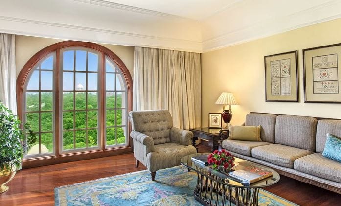 आग्रा शहराचे नाव आले की ताजमहालचा उल्लेख येतोच. संपूर्ण जगात ताजमहाल प्रसिद्ध आहे. ही आलिशान आणि विशाल वास्तू पाहण्यासाठी जगभरातील लोक आग्रा शहरात येतात. याच शहरात अतिशय आलिशान असे हॉटेल आहे. 