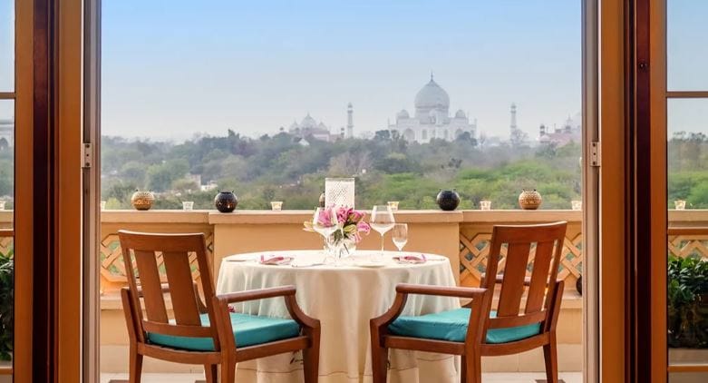 या हॉटेलचे नाव ओबेरॉय अमर विलास असे आहे. या हॉटेलचे लोकशन आणि हॉटेलमधून दिसणारा ताजमहाल यामुळेच ते जगप्रसिद्ध आहे. या हॉटेलची निर्मिती करताना ताजमहालला केंद्रस्थानी ठेवण्यात आले आहे.