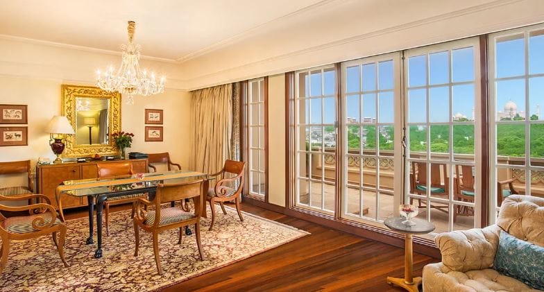 या हॉटेलमधून ताजमहाल स्पष्टपणे दिसतो. ताजमहाल दिसावा अशाच पद्धतीने या हॉटेलची उभारणी केली आहे. सुंदर बांधकाम आणि बाजूचा शाही परिसर यामुळे हे हॉटेल जगभरात ओळखले जाते.