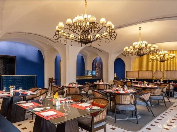 कोहिनूर या सुईटमध्ये तुम्हाला बेडरुम, डायनिंग रुम तसेच प्रत्येक रुममधून ताजमहाल दिससतो. डोनाल्ड ट्रम्प ज्युनियर हेदेखील याच खोलीत थांबले होते. म्हणूनच हॉटेल ओबेरॉय अमर विलासमधील कोहिनूर ही खोली जगप्रसिद्ध आहे.