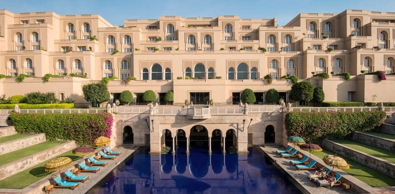 कोहिनूर या सुईटमधील बांधकाम हे मुघलकालीन वाटावे, अशी त्याची रचना केलेली आहे. या सुईटमध्ये संगमरवरी खंबे आहेत. मोठा घुमट आहे. या सुईटमधील बेडरुममधून तुम्हाला ताजमहाल स्पष्टपणे दिसतो. सोतच या खोलीमध्ये तुम्हाला अगदी शांत आणि अल्हाददायक वाटते.