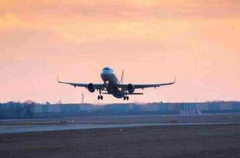 त्यामुळेच ज्वालामुखीची राख, धूर विमानांसाठी फार धोकादायक असल्याचे बोलले जाते. त्यामुळेच जगभरातील 9 व्होल्कॅनो अॅश अॅडव्हायजरी सेंटर ज्वालामुखी आणि वातावरणातील ज्वालामुखीचा धूर यावर लक्ष ठेवत असतात. जेव्हा जेव्हा ज्वालामुखीची राख 20 हजार फूट उंच जाते तेव्हा लगेच या अॅडव्हायजरी सेंटरकडून त्या परिसरातून जाणाऱ्या विमानांना सूचना देते. त्यामुळे विमान अपघात होत नाही.