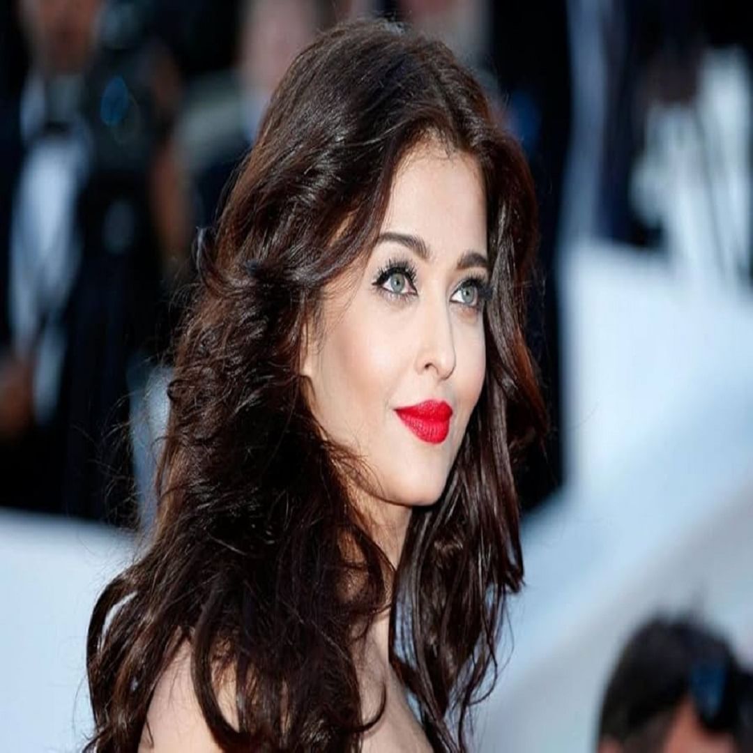 बिल गेट्सना आपली कंपनी विकणारा साबीर याचं नाव देखील ऐश्वर्या राय हिच्यासोबत जोडलं गेलं होतं. अनेक मीडिया रिपोर्ट्समध्ये असा दावा केला आहे की साबीर भाटिया देखील ऐश्वर्या रायशी लग्न करू इच्छित होता, परंतु दोघं लग्न करू शकले नाहीत.