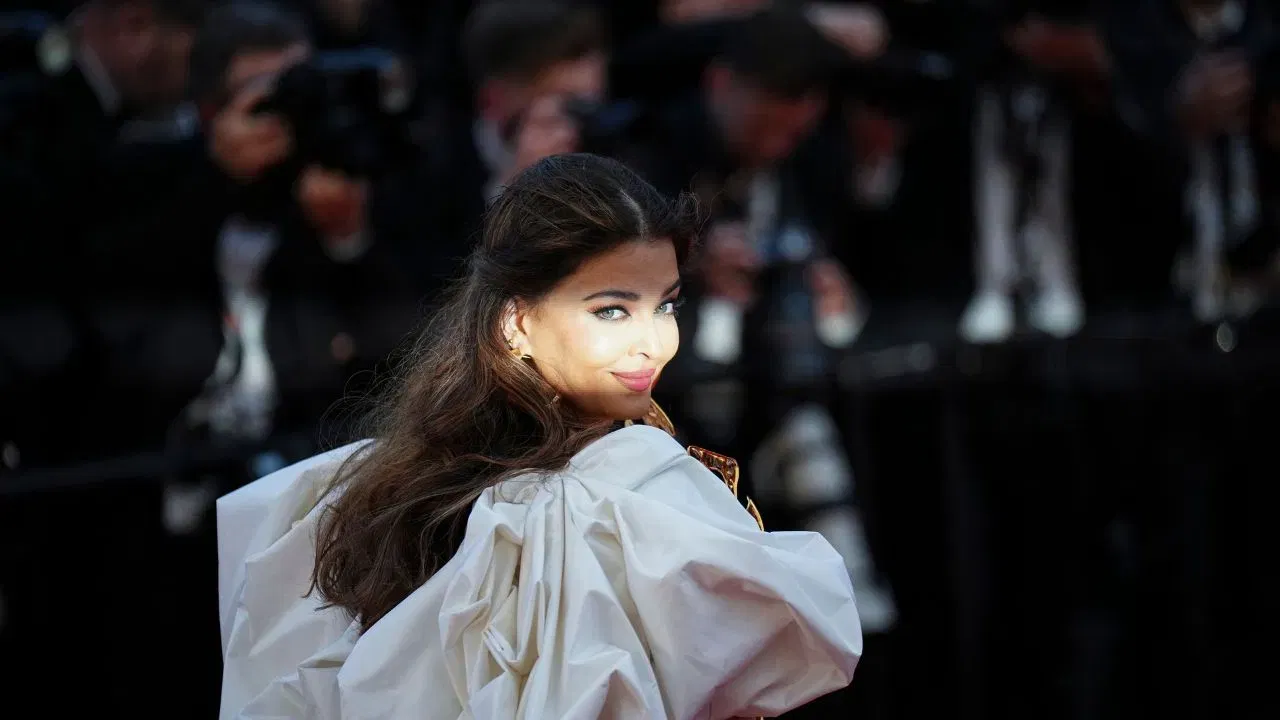 ऐश्वर्याची एकूण संपत्ती ९०० कोटी रुपये आहे. आपल्या दमदार अभिनयासाठी ओळखली जाणारी अभिनेत्री बॉलिवूडमध्ये सर्वाधिक कमाई करणाऱ्या अभिनेत्रींपैकी एक आहे.