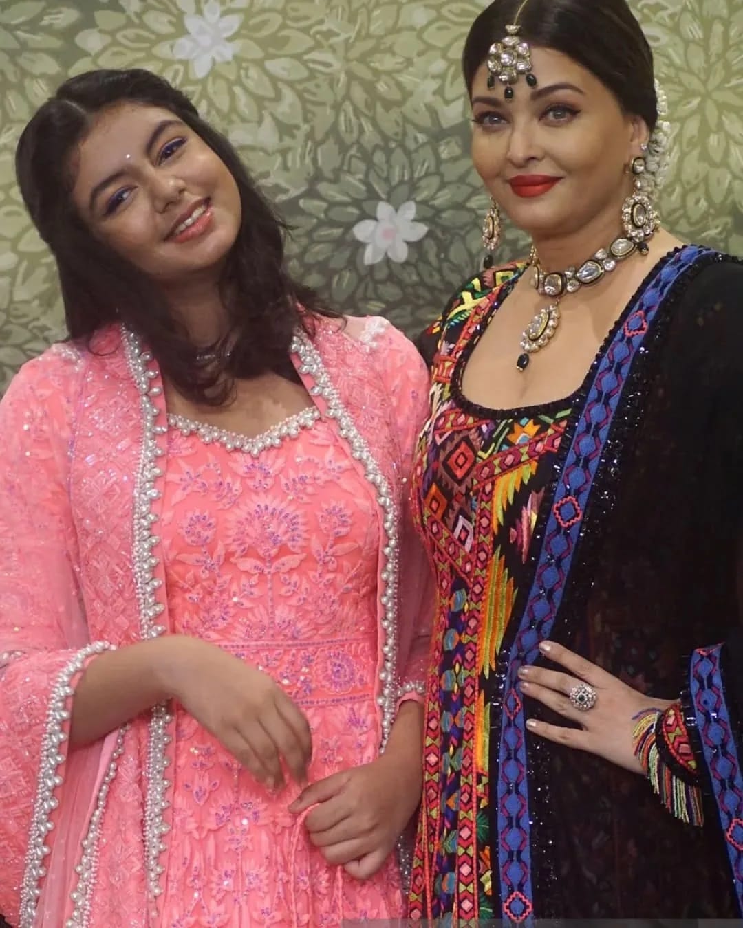  आराध्या सध्या धीरुबाई अंबानी शाळेत शालेय शिक्षण पूर्ण करत आहे. शालेय शिक्षण पूर्ण झाल्यानंतर आराध्या उच्च शिक्षणासाठी परदेशात जाणार असल्याची माहिती देखील समोर येत आहे...