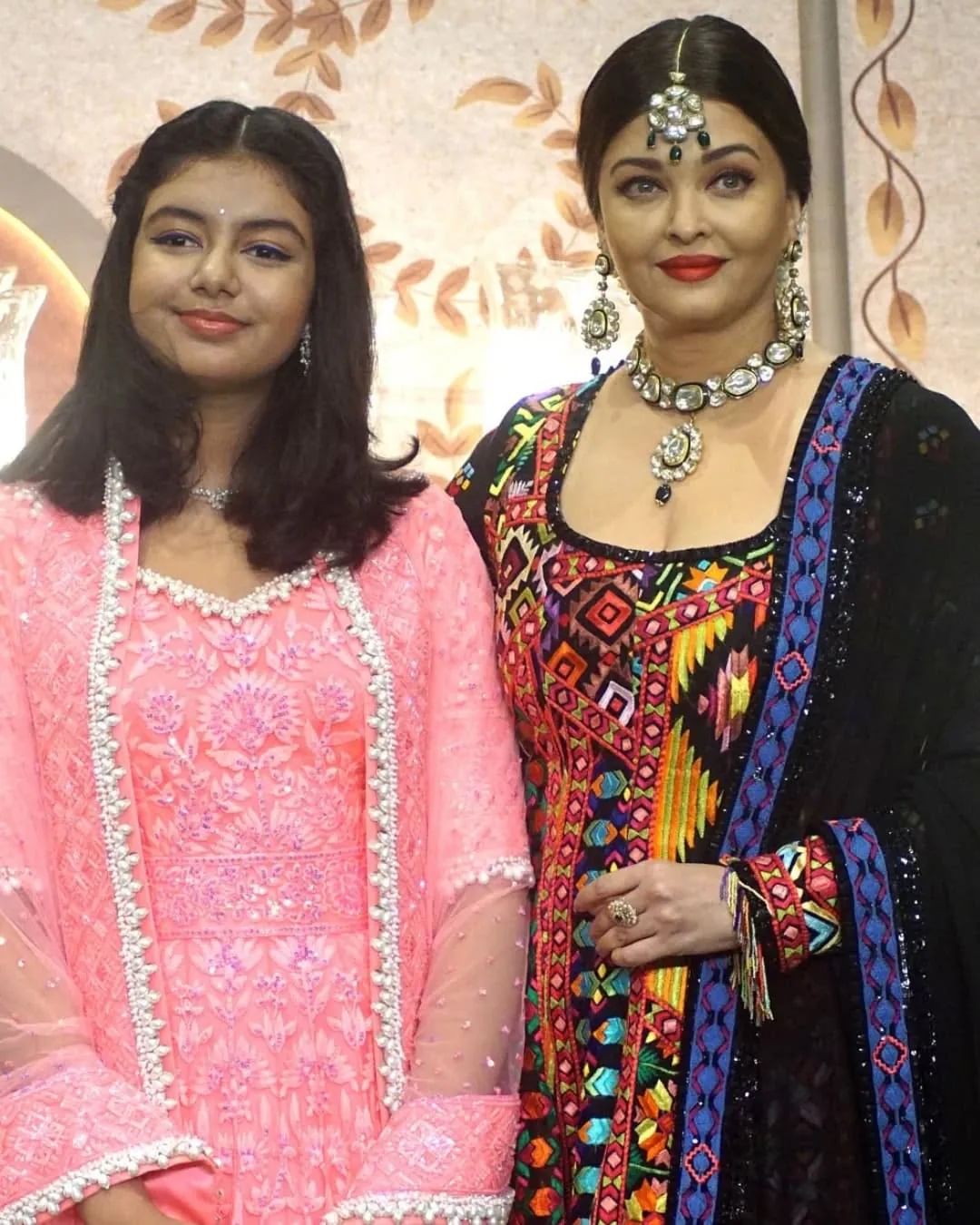 आराध्या बच्चन 14 वर्षांची झाली आहे.. आराध्या स्टार आई ऐश्वर्या राय बच्चनपेक्षा कमी सुंदर नाही. आराध्या बहुतेकदा तिच्या आईसोबत राहते. ऐश्वर्या देखील आराध्यासोबत अनेक फोटो पोस्ट करत असते.