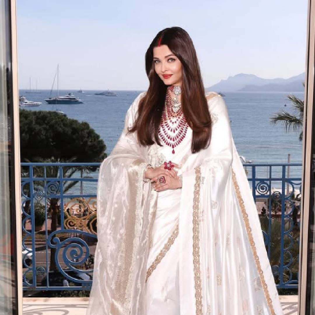 पाकिस्तानी मौलवीने ऐश्वर्या राय बरोबर लग्नाची इच्छा व्यक्त केली. ऐश्वर्या राय पुढच्या दोन-चार महिन्यात मला लग्नाचा प्रपोजल पाठवेला असा या मौलवीला भलताच आत्मविश्वास आहे. मी ऐश्वर्याला मुस्लिम बनवणार. तिच्याशी लग्न करुन तिला आपली बेगम बनवेन अशी स्वप्न या पाकिस्तानी मौलवीने बोलून दाखवली.