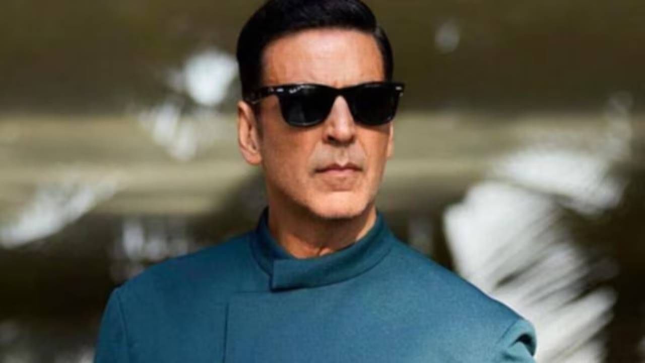 मुझ में तू में अक्षय कुमार   स्पेशल २६ मधील या भावनिक प्रेमगीताला अक्षयने पर्सनल टच दिला. हा त्याचा गाण्याचा पहिलाच प्रय्तन होता. हे गाण ंखूप हिट ठरलं नाही, तरी त्यासाठी अक्षयचं बरंच कौतुक झालं. नंतर मात्र तो परत कधी गाताना दिसला नाही. 