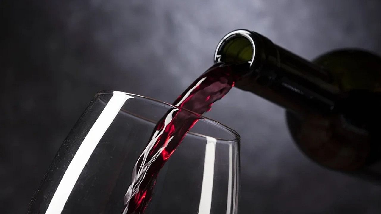 काही तज्ज्ञ हेही सांगतात की थंडीत दारू पिणे धोकादायक ठरू शकते. खरे तर अल्कोहोल थंड हवामानात शरीराचे तापमान आणखी वेगाने कमी करते म्हणजे थंडीत व्हिस्की किंवा रम पीऊन बाहेर पडणे खूप धोकादायक ठरू शकते.