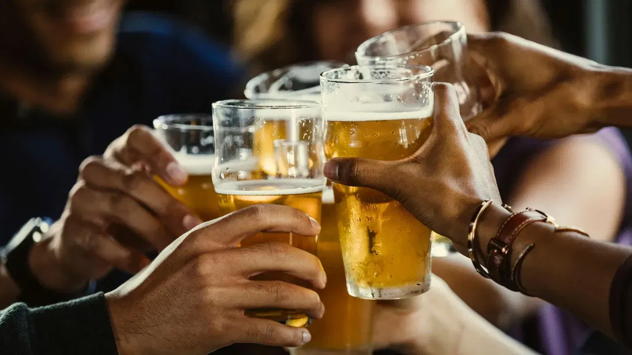 खरे तर तज्ज्ञांच्या मते दारू शरीराला उबदारपणा देत नाही, उलट ती थंडीच्या बाबतीत शरीराला आणखी जास्त संवेदनशील बनवते. तज्ज्ञांच्या मते दारू पिण्याने शरीरातील रक्तवाहिन्या फुगतात आणि त्वचेच्या पृष्ठभागावर रक्तप्रवाह वाढतो. यामुळे काही वेळासाठी उबदारपणाची जाणीव होते, पण प्रत्यक्षात शरीराचा मूळ तापमान कमी होऊ लागते.