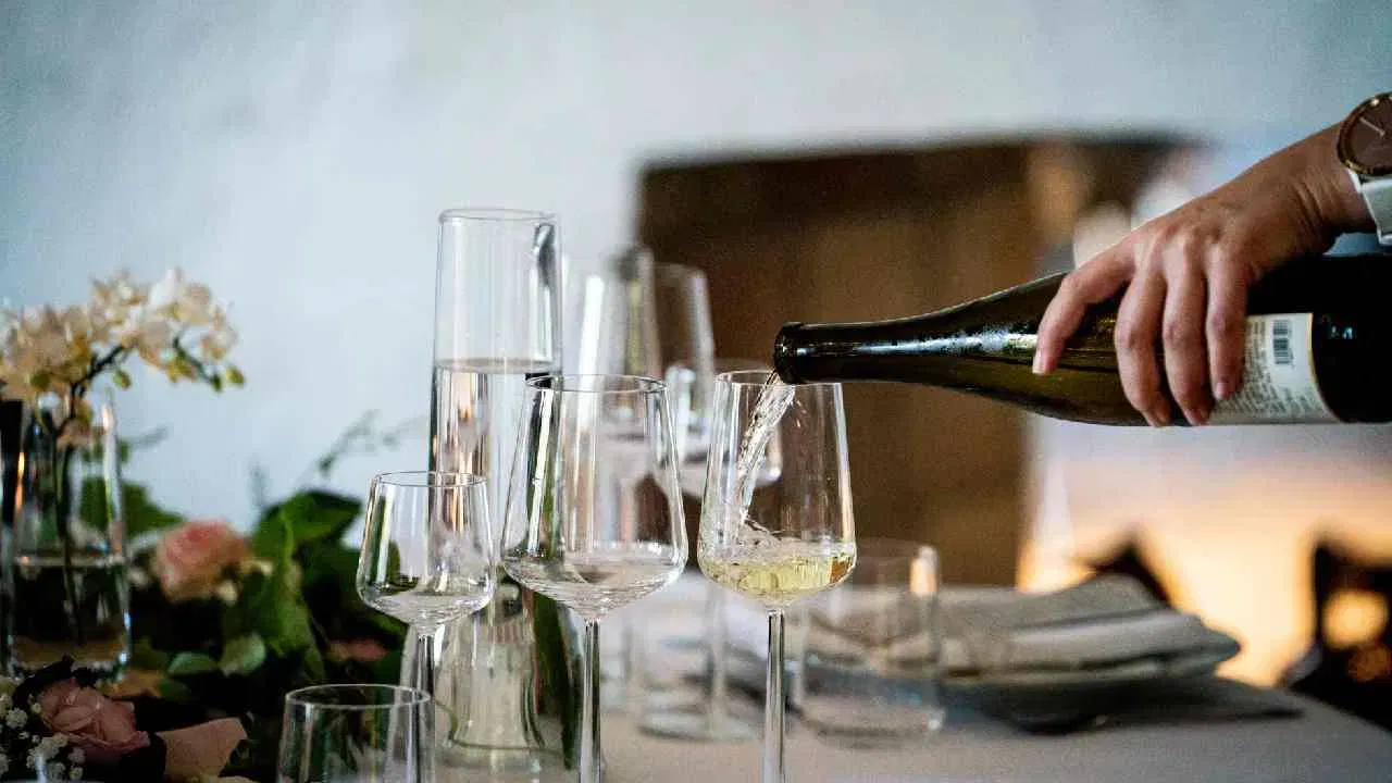 जेव्हा शरीराचे तापमान ३५ डिग्रीच्या खाली जाते तेव्हा त्याला हायपोथर्मिया म्हणतात. ही स्थिती जीवघेणी ठरू शकते. दारू पिण्याने शरीराचा उबदारपणा त्वचेच्या पृष्ठभागावर येतो आणि कोर अवयव म्हणजे हृदय, फुफ्फुसे आणि मेंदूपर्यंत उबदारपणा पोहोचत नाही, ज्यामुळे हायपोथर्मियाचा धोका वाढतो.