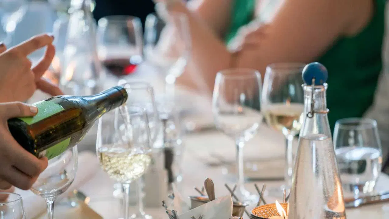 तज्ज्ञांच्या मते दारू शरीराची नैसर्गिक थरकाप प्रतिक्रिया दाबते जी थंडीत शरीराला नैसर्गिकरित्या उबदार ठेवण्याचा मार्ग असते. यामुळे शरीर थंडीच्या बाबतीत आणखी कमकुवत होते.