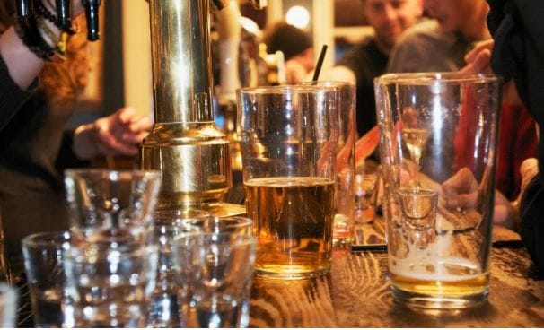 परंतू दोन प्रकारची मद्ये एकत्र करून प्यायल्याने खरंच नशा चढते का? दोन प्रकारची मद्य एकत्र करुन पिल्यास त्याचा शरीरावर काही वाईट परिणाम होतो का? असे प्रश्न नेहमीच विचारले जातात. 