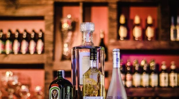 पण बिअर आणि व्हिस्कीमध्ये असलेल्या अल्कोहोलच्या प्रमाणानुसारच नशा येते. प्रत्येक मद्यात अक्लोहोलचे प्रमाण वेगवेगळे असते. ते मोजण्यासाठी ABV Alcohol by Volume हे एकक वापरले जाते.