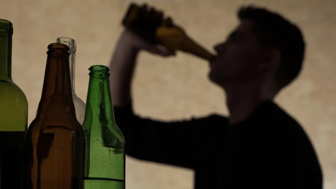 तज्ज्ञांच्या मते थंडीपासून वाचण्याचा उत्तम मार्ग म्हणजे उबदार कपडे घालणे, सूप किंवा चहा यासारख्या उबदार गोष्टी पिणे आणि हायड्रेट राहणे. तज्ज्ञांच्या मते दारू तात्पुरती उबदारपणा देते, पण ही थंड पळवण्याचा कायमस्वरूपी किंवा सुरक्षित उपाय नाही.