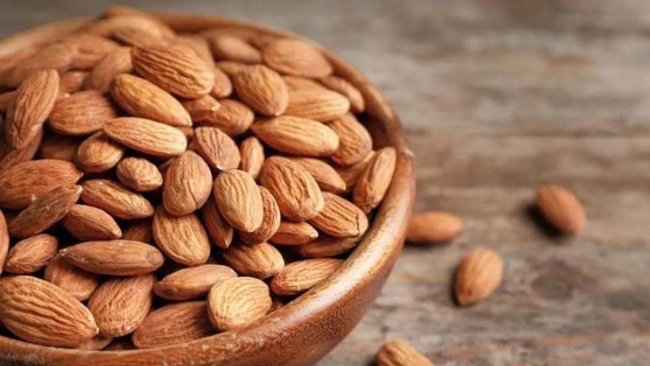 हिवाळ्यात कायमच उपाशी पोटी बदाम खा कारण ते आरोग्यासाठी फायदेशीर ठरते. रात्री पाण्यात पाच ते सहा बदाम भजत खाला. सकाळी उपाशी पोटी ते खा. 