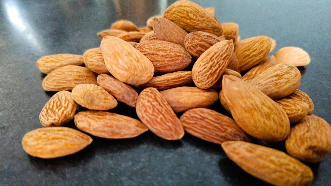 बदाम निरोगी आरोग्यासाठी फायदेशीर आहेत, शिवाय त्याच्या सेवनाने आरोग्याच्या समस्या दूर होतात, हे अगदी बरोबर असले तरीही हिवाळ्यात योग्य पद्धतीने बदाम खाल्ले तर फायदा होऊ शकतो. 