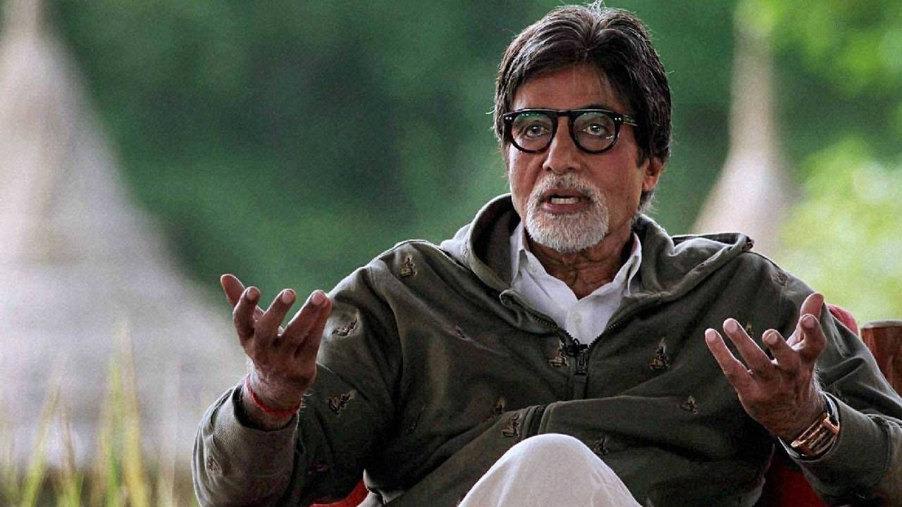 अमिताभ बच्चन यांचे हायस्कूल शिक्षण अलाहाबादच्या बॉईज हायस्कूलमध्ये झाले आणि महाविद्यालयीन शिक्षण नैनितालच्या शेरवुड कॉलेजमध्ये झाले. त्यानंतर, अमिताभ यांनी 1962 साली दिल्लीतील किरोरीमल कॉलेजमधून विज्ञान विषयात पदवी प्राप्त केली.