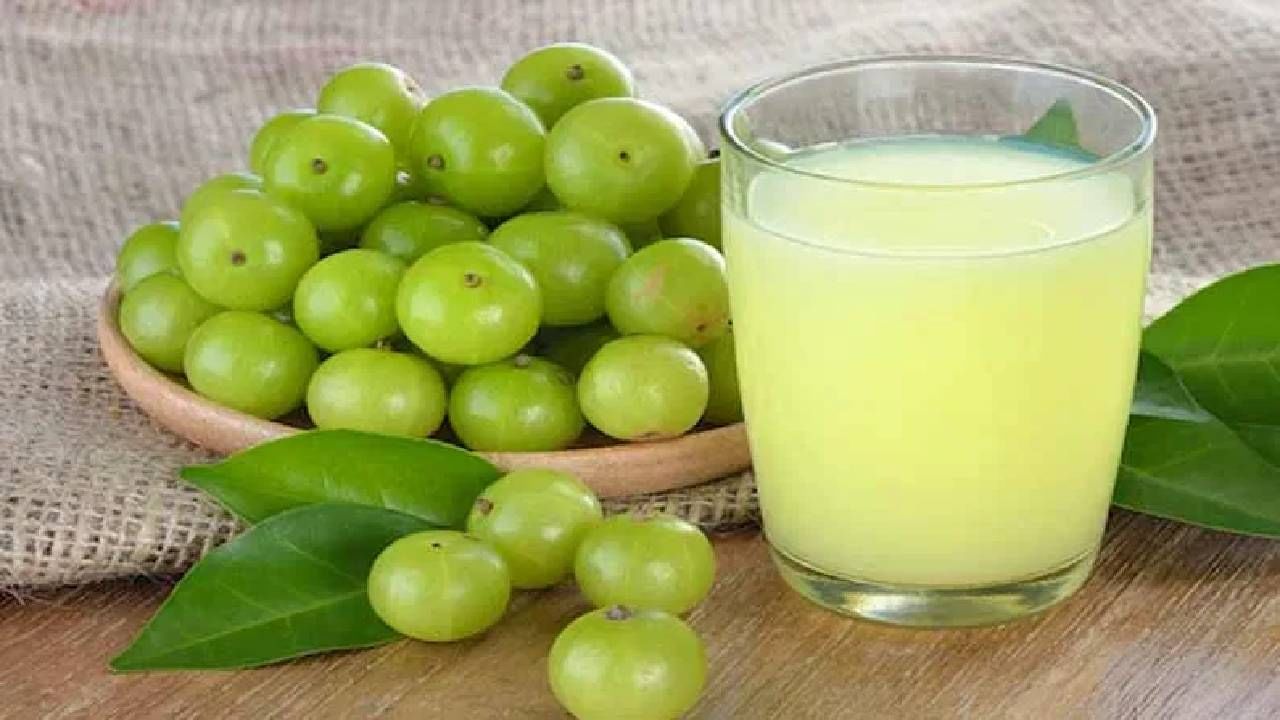 केस आणि त्वचेसाठी आवळा सर्वाधिक फायदेशीर घटक आहे. आवळ्याच्या सेवनाने केस आणि त्वचेच्या समस्या दूर होण्यास मदत होते.