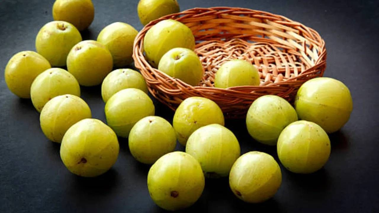 ज्या लोकांना पचनाची समस्या आहे, त्यांच्यासाठी आवळा फायदेशीर ठरतो. विशेष म्हणजे दररोज आवळा खाल्ल्याने पचनाच्या समस्या दूर होतात.