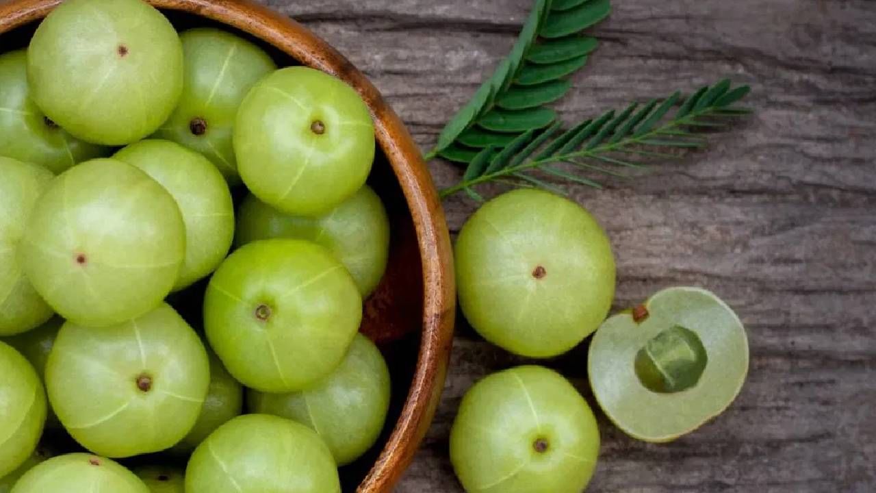 आवळ्याला रोगप्रतिकारक शक्ती वाढवणारे बूस्टर म्हणून ओळखले जाते. दररोज आवळ्याचे सेवन केल्याने तुमची रोगप्रतिकारक शक्ती वाढते.