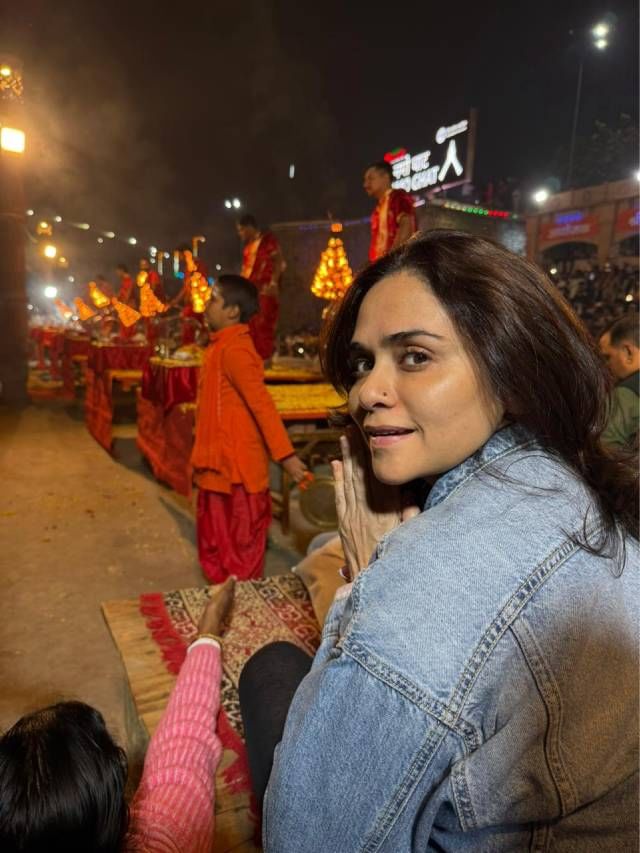 वाराणसीतील नमो घाटवर अमृता खानविलकरने केली गंगा आरती; काशी विश्वनाथचंही घेतलं दर्शन