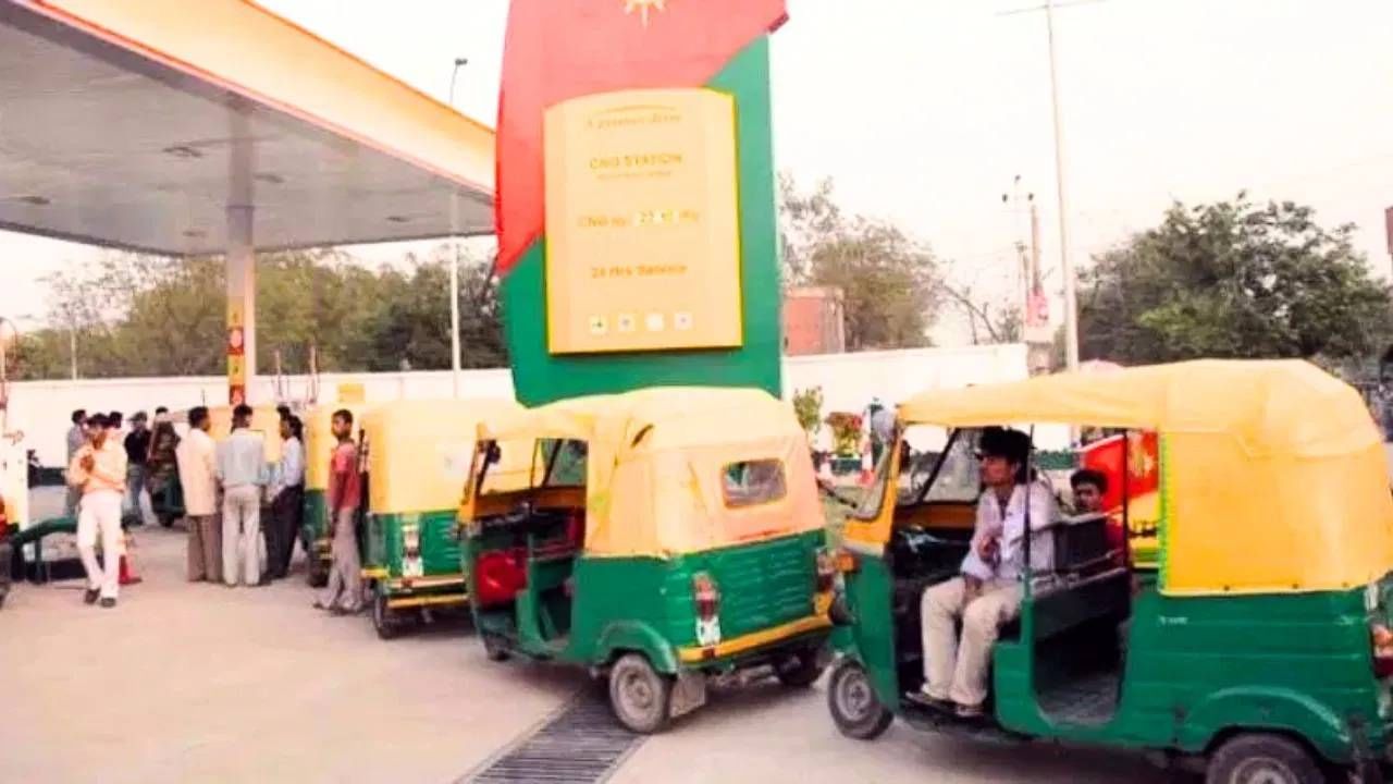 मुंबई-ठाण्यात CNG संकट! पाइपलाइन फुटल्याने रिक्षा-टॅक्सींच्या लांबच लांब रांगा