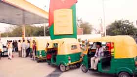 मुंबई-ठाण्यात CNG संकट! पाइपलाइन फुटली, रिक्षा-टॅक्सींच्या लांबच रांगा