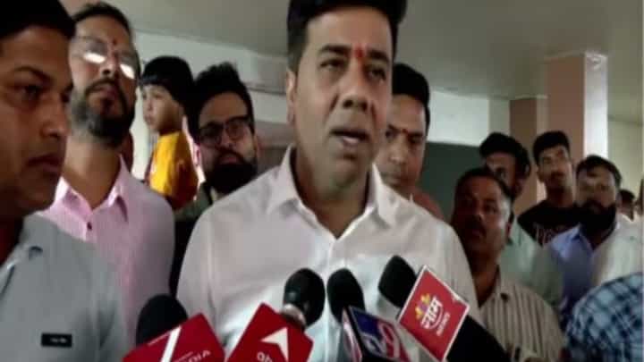 त्यांनी आदिवासींच्या जागा लाटल्यात! मनसेचा प्रताप सरनाईक यांच्यावर गंभीर आरोप त्यांनी आदिवासींच्या जागा लाटल्यात! मनसेचा प्रताप सरनाईक यांच्यावर गंभीर आरोप