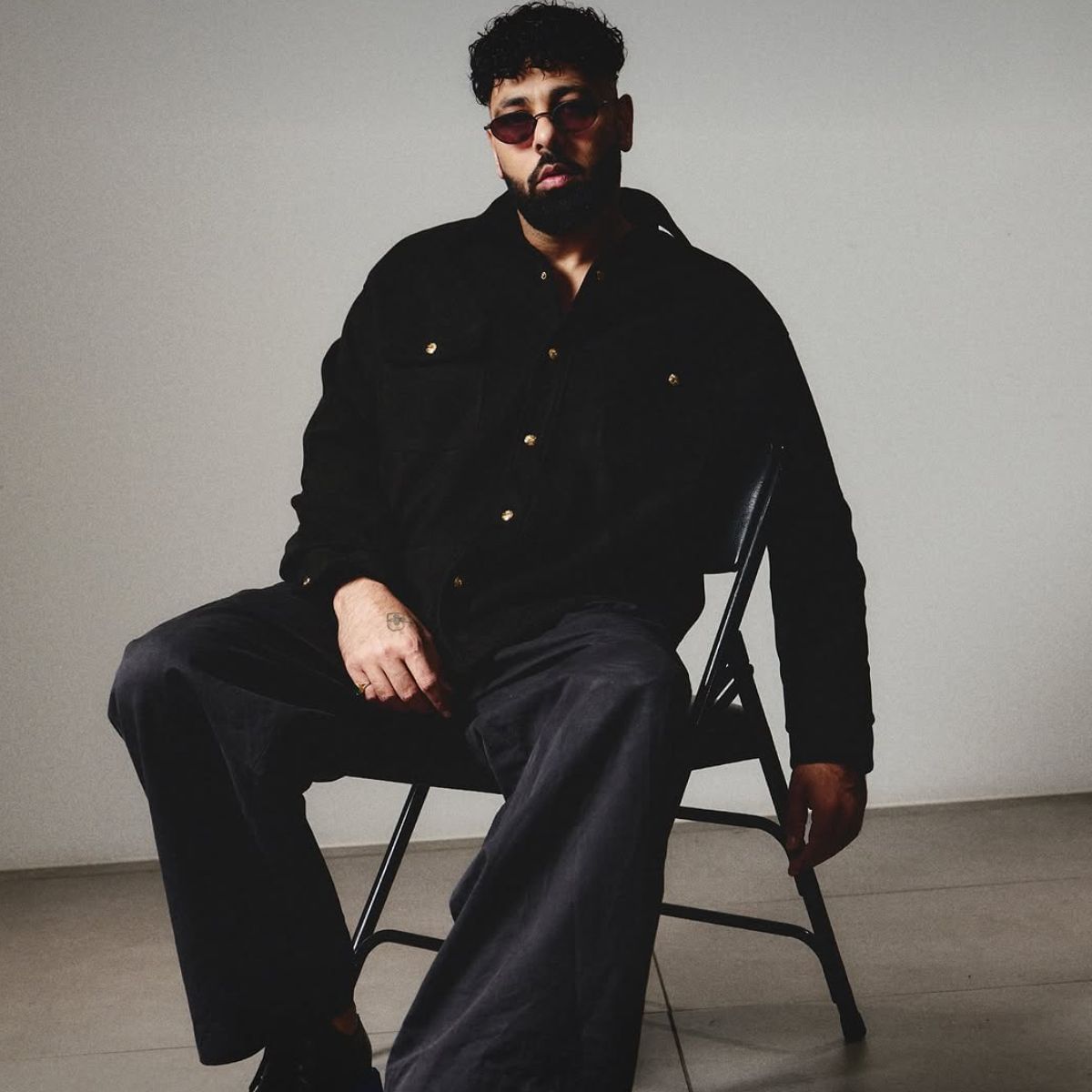 बादशाह आणि हनी सिंग यांच्यात गाण्यांमधील चढाओढ आणि सोशल मीडियावरील वाद यामुळे ते नेहमीच चर्चेचा विषय असतात. या दोघांच्या संपत्तीबद्दल कायमच चर्चा होत असते. या दोघांमध्ये जास्त श्रीमंत कोण याबद्दल आज आपण जाणून घेऊया.