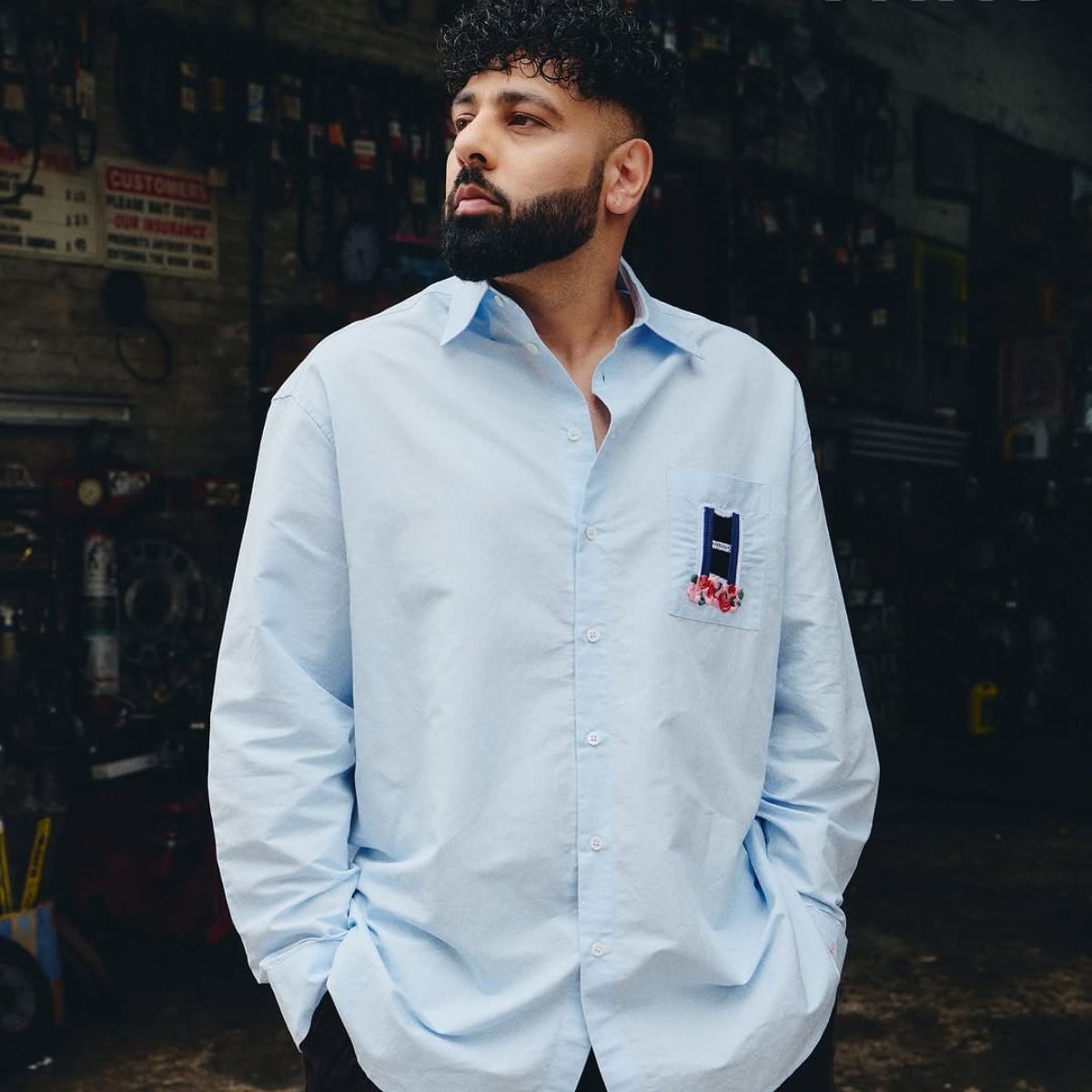 बादशाहने बॉलिवूडमध्ये आपले भक्कम स्थान निर्माण केले. 'डीजे वाले बाबू' पासून ते 'गर्मी' पर्यंत त्याची अनेक हिट गाणी दिली. बादशाहची संपत्ती अंदाजे १०५ ते ११० कोटी रुपये आहे. सध्या तो हनी सिंगच्या मागे असला, तरी त्याची वाढती कमाई लक्षणीय आहे.