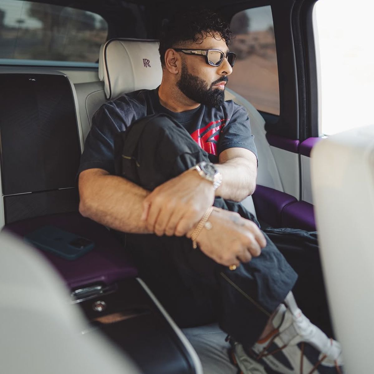 बादशाह एका गाण्यासाठी ३० ते ५० लाख रुपये चार्ज करतो. याशिवाय टीव्ही रिअ‍ॅलिटी शोमध्ये जज म्हणून काम करण्यासाठी आणि जाहिरातीमधून तो कोट्यवधी कमावतो. Badfit नावाचा त्याचा कपड्यांचा ब्रँड आहे. तसेच रेस्टॉरंट व्यवसायातूनही त्याला उत्पन्न मिळते.