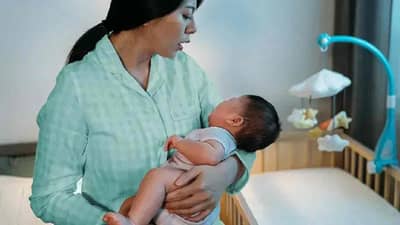 Baby Care : रात्री बाळ रडले की आईच का जागी होते, वडील झोपून का राहतात? नेमकं उत्तर सापडलं!